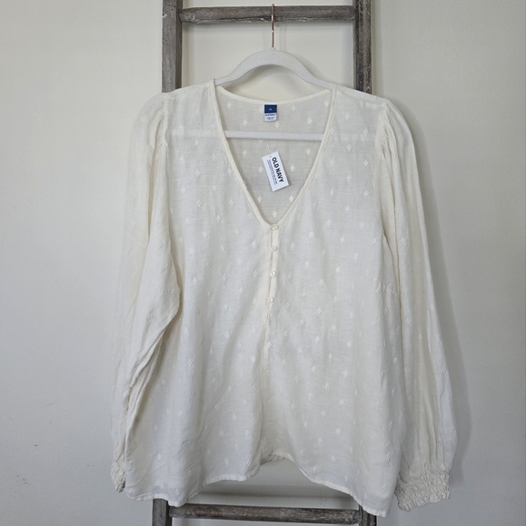 ⭐️40% Off⭐️ Old Navy Clip-Dot Blouse - Picture 4 of 13